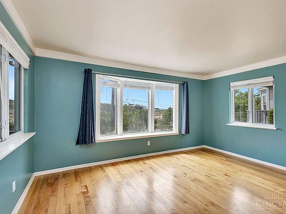 4th image of 2364 Gladstone Ave