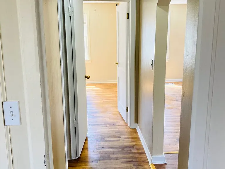 320 W Elm St — Photo 8