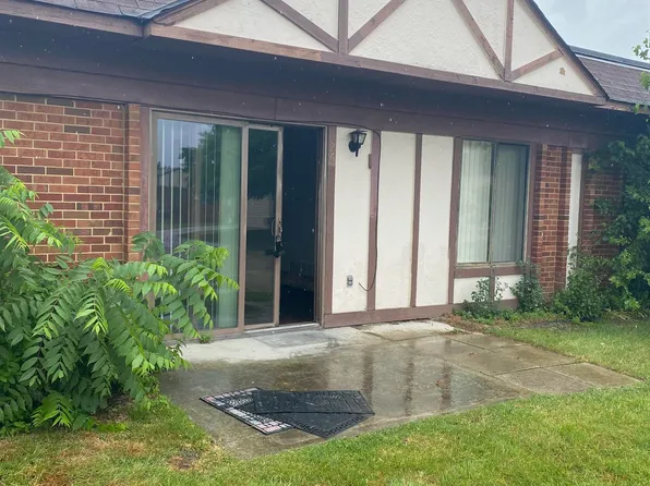 29900 N Grand Oaks Dr #26, Warren, MI 48092