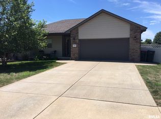 1819 Meadow Ln, Pekin, IL 61554