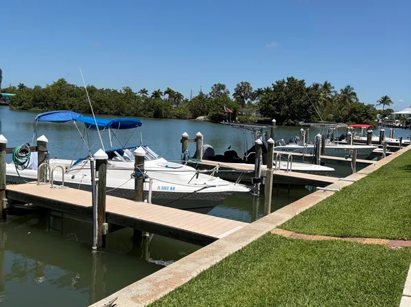 330 Kon Tiki Dr APT D2, Naples, FL 34113
