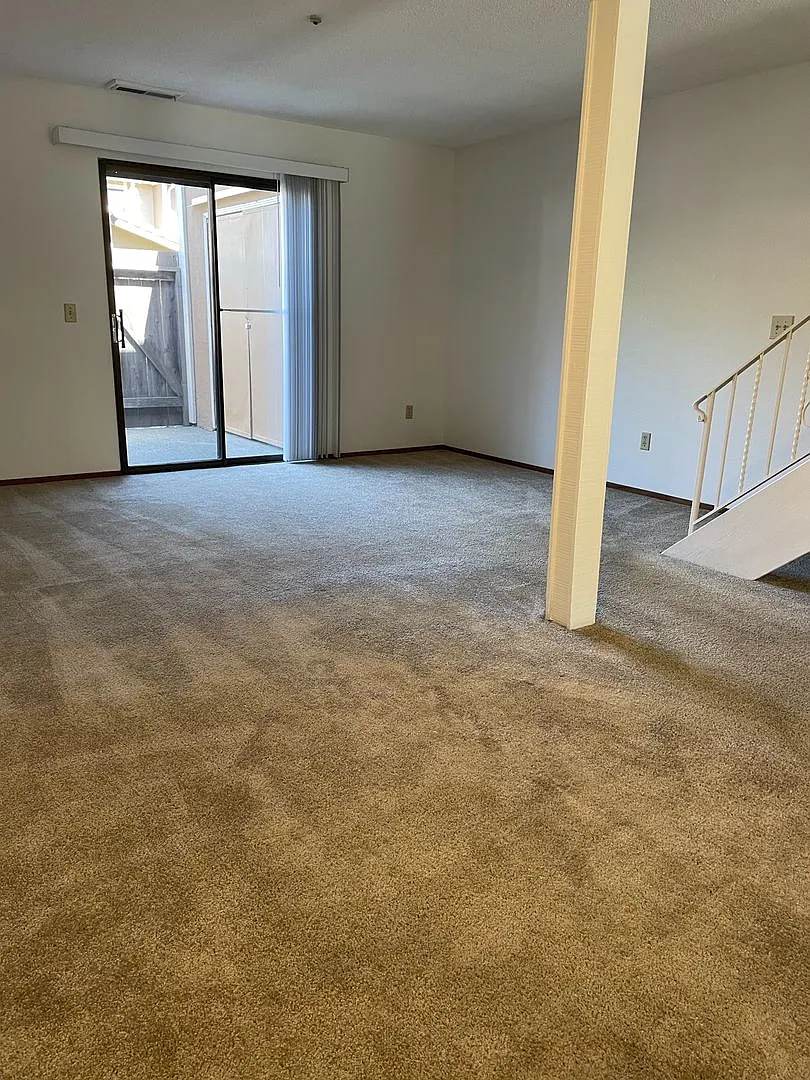 Very Clean 2 bedroom 1.5 bath Townhome; Garbage included! — Photo 4
