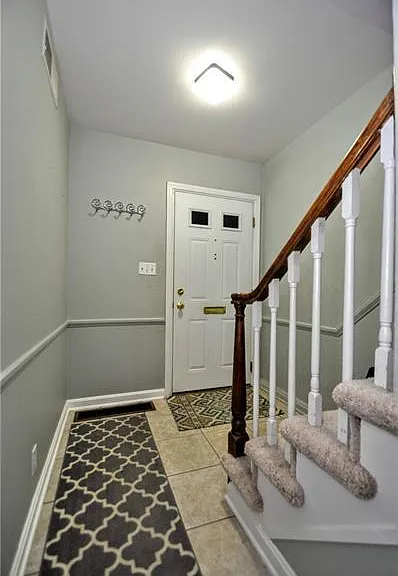 120 Jamestown Ct — Photo 2