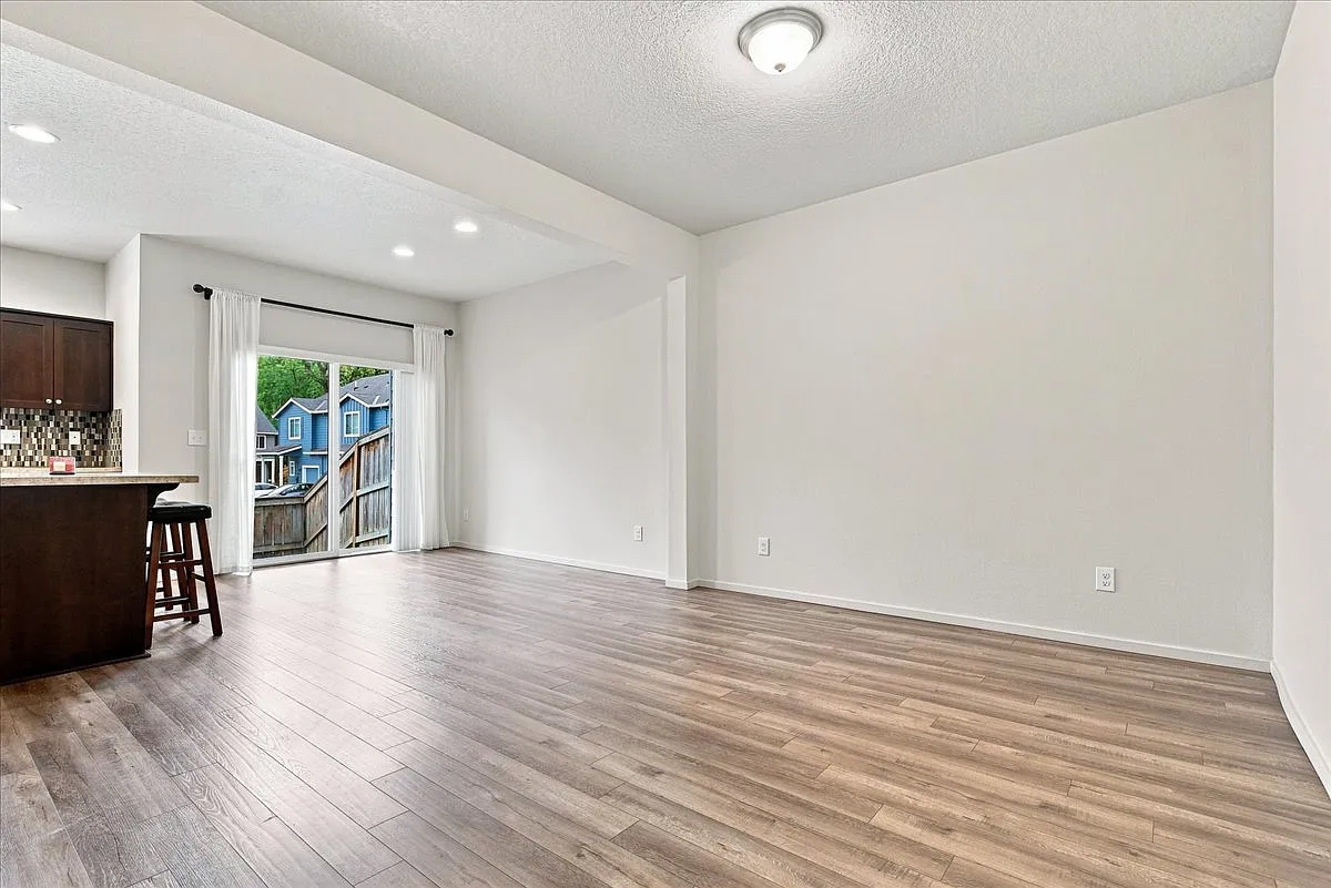 3 bed, 2.5 bath, 1644 sqft, $2,400 — Photo 3