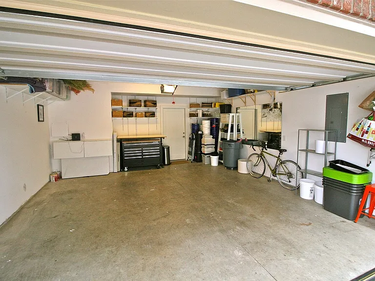1029 Chester Ave — Photo 36