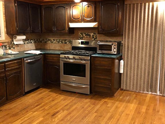 4th image of 296 Sandalwood Dr
