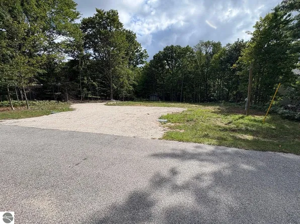 8349 Leecrest Blvd, Onekama, MI 49675