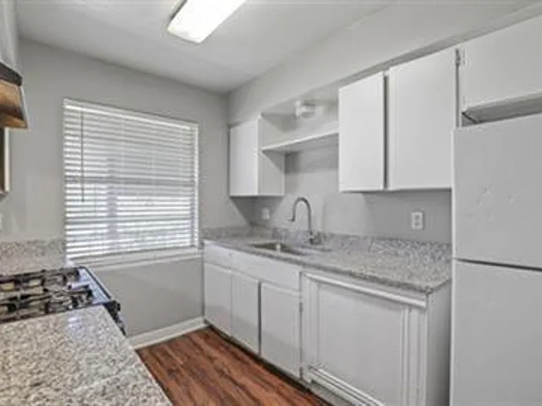 Ennis Place Apartments: Leasing Specials! Great location & Upgrades! — Photo 4