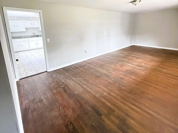 4th image of 400 E 4th St