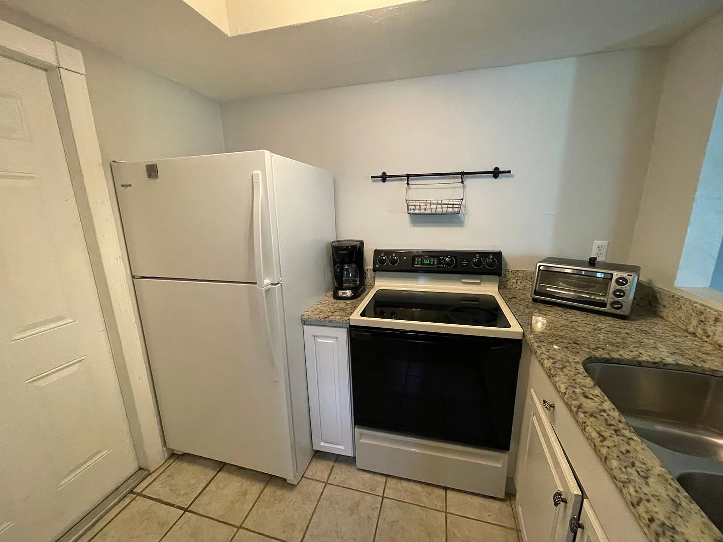 Annual Rental - 2 Bed-1.5 Bath Provincetown-Ft. Myers Townhome — Photo 3