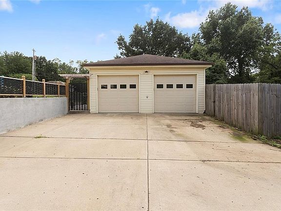 5th image of 615 NE 113th St