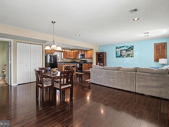 3rd image of 190 Melbourne Ln
