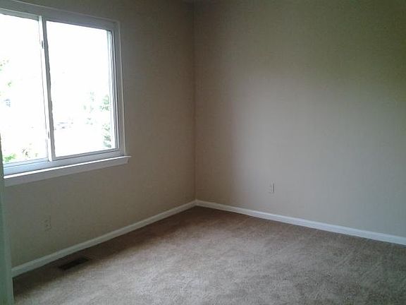 4th image of 3490 Woodburne Dr