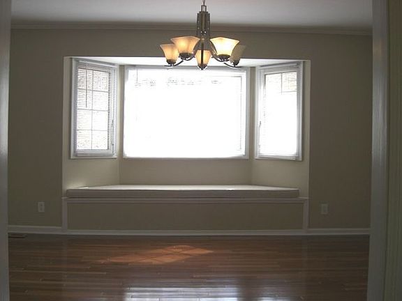3rd image of 400 Castlewood Ct