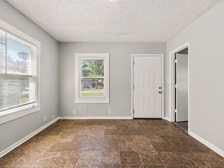 807 W Sabine St — Photo 10