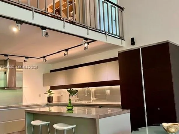 20365 W Country Club Dr #Townhouse 24, Miami, FL 33180
