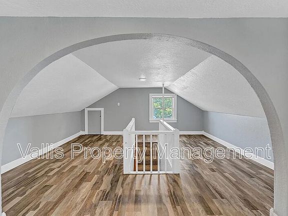 5th image of 960 5th St NE