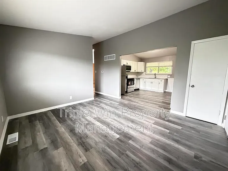 63 Patricia Pl — Photo 5