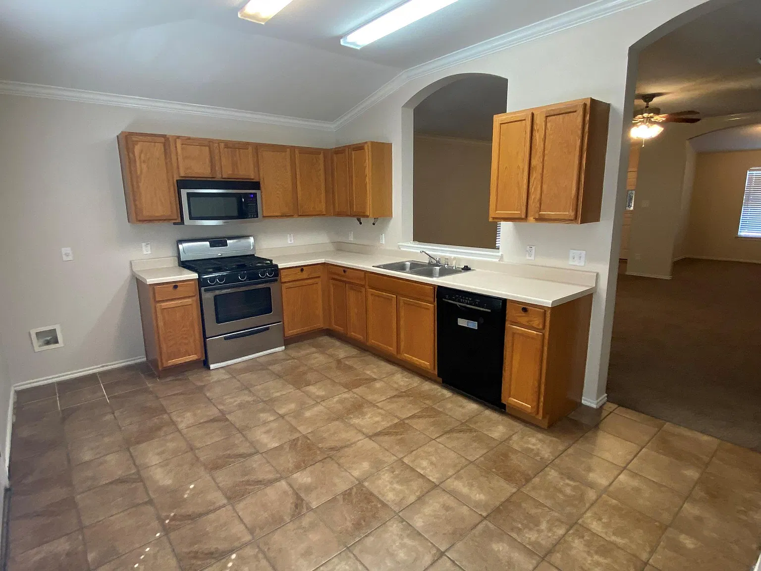 3 bed, 2.0 bath, 1590 sqft, $1,800 — Photo 4