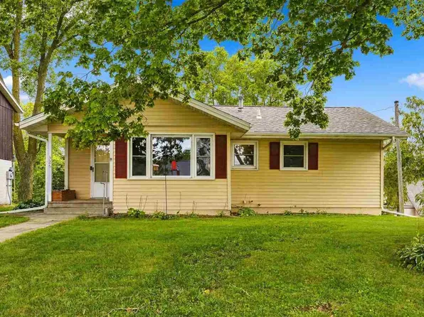 326 N 6th St, West Branch, IA 52358