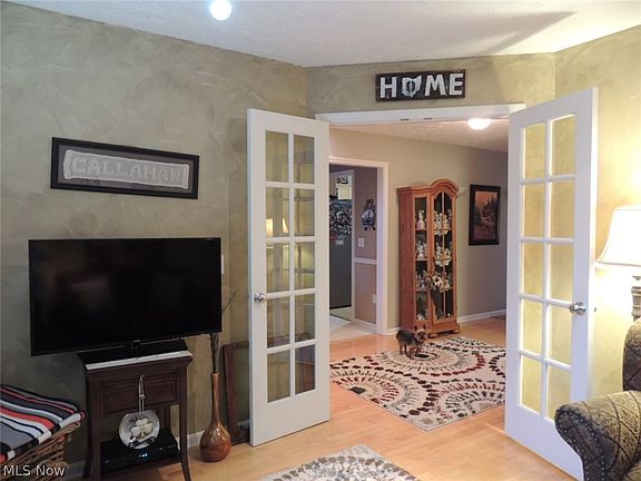 3rd image of 221 Pinehurst Ave