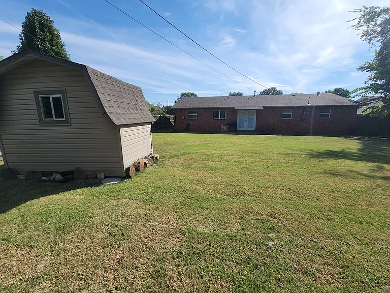 1112 N Hickory Ave — Photo 15
