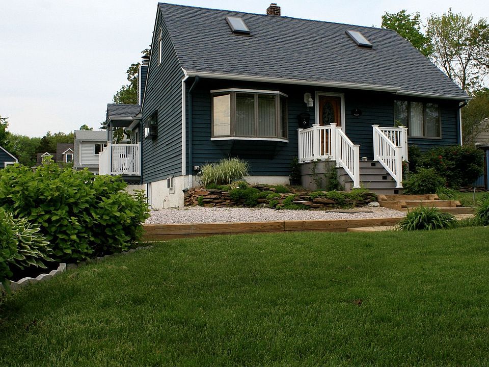 1st image of 8 Fairway Dr