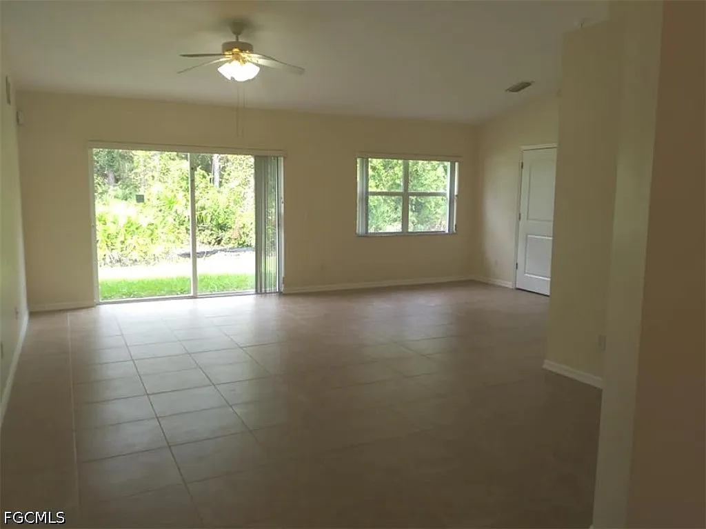 3 bed, 2.0 bath, 1755 sqft, $1,600 — Photo 2