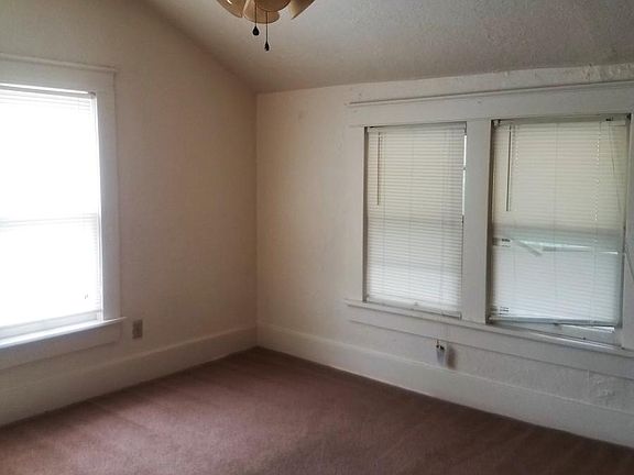 3 Large bedrooms carpet, ceiling fans
