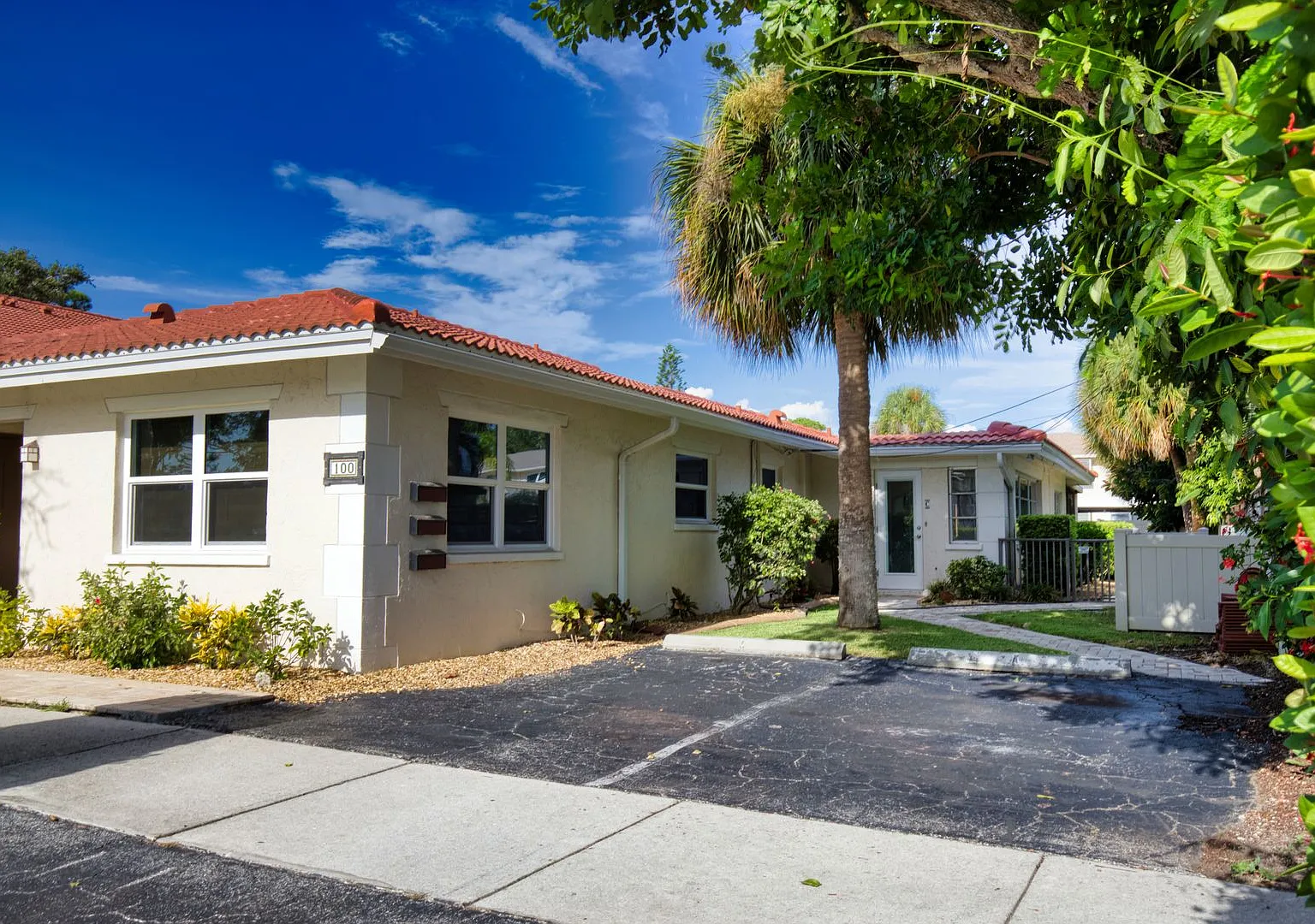 Seasonal Short-Term Condo located in Downtown Venice Island! — Photo 1