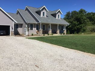 16047 Red Bud Ln, Athens, IL 62613