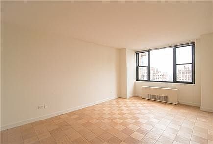 4th image of 240 E 40th St