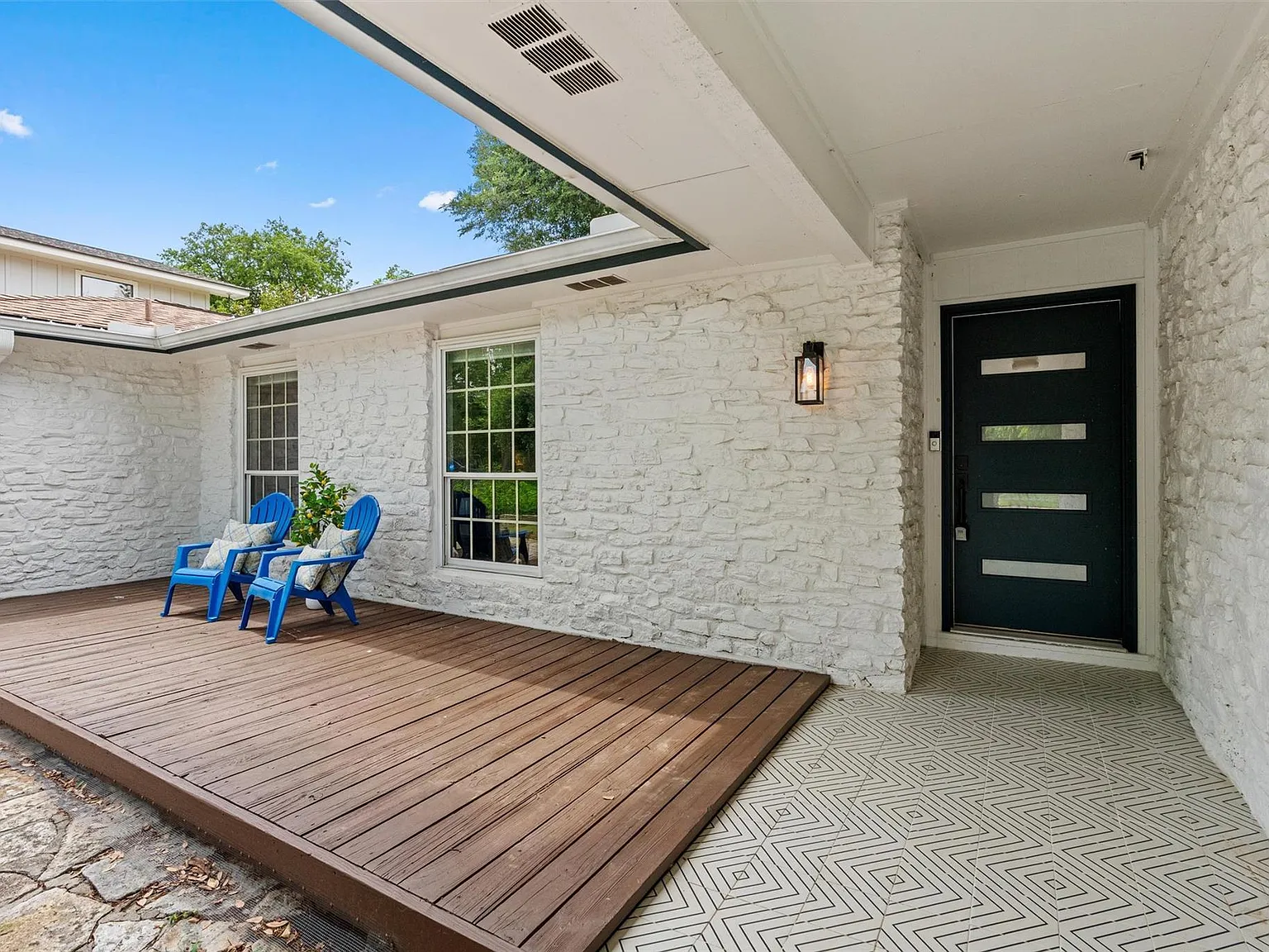 4 bed, 2.0 bath, 2309 sqft, $2,995 — Photo 2