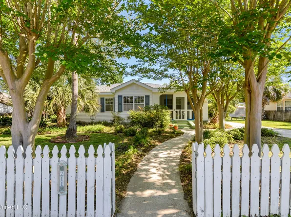 211 Demontluzin Ave, Bay Saint Louis, MS 39520