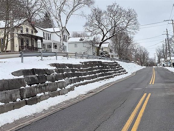 4th image of 136 Maple St