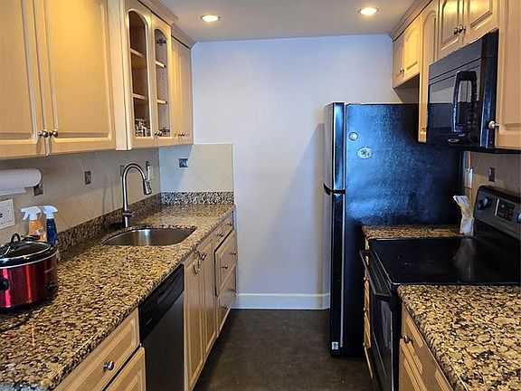 5th image of 200 S Birch Road #121