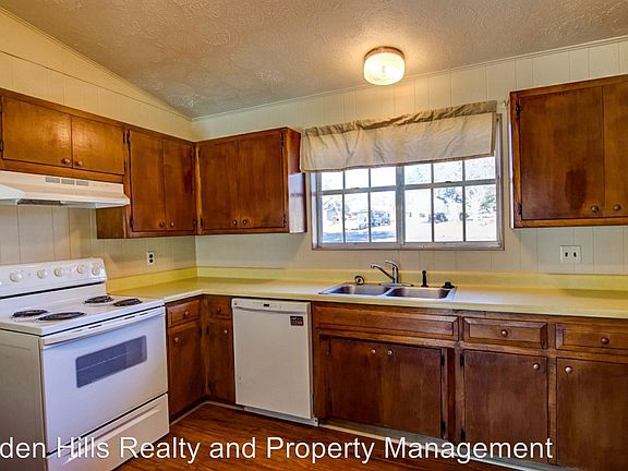3rd image of 114 Oakview Dr W