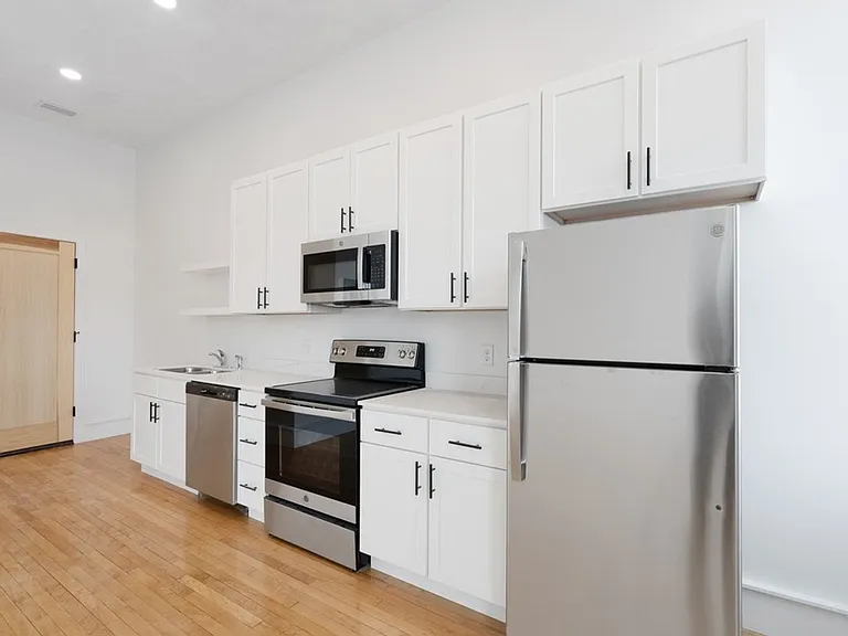 90 E Bremer Ave — Photo 8