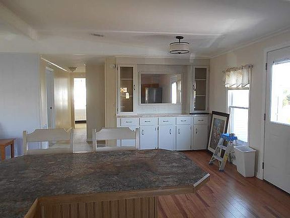 5th image of 227 Windsor Dr