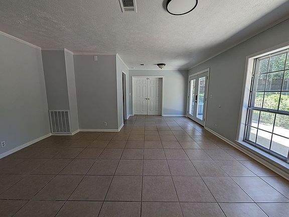 5th image of 203 Edgewood Dr
