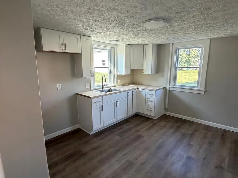 215 Latimer Ave — Photo 9
