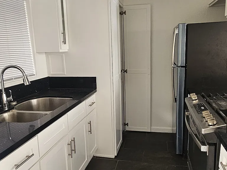125.5 N Doheny Dr #304 — Photo 4