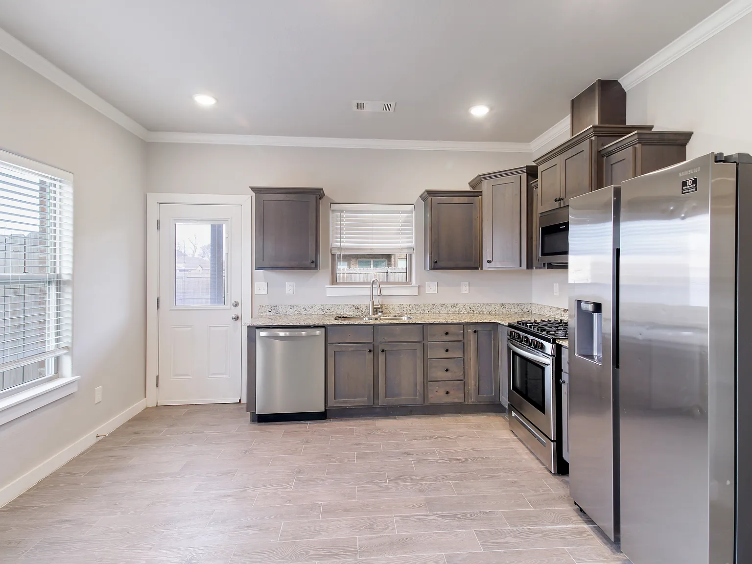 400 Barbet Dr — Photo 3
