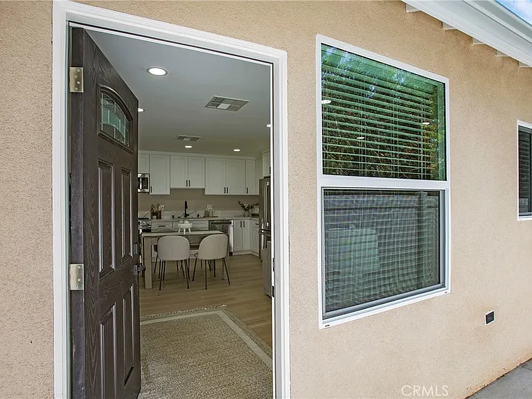 708 E Elm St — Photo 12