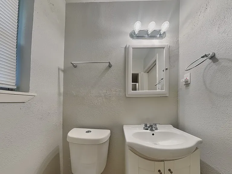 Minimalist bathroom with neutr
