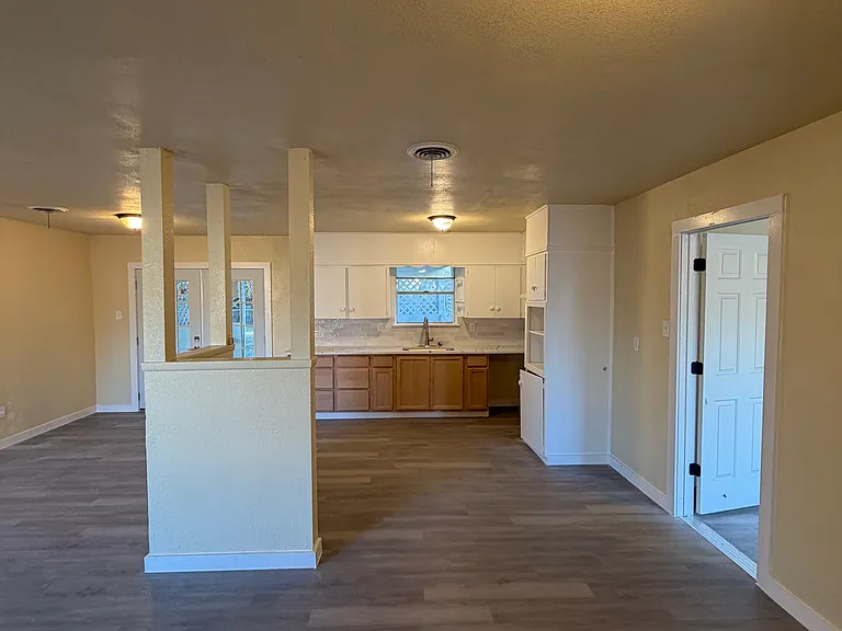 903 Curry Ave — Photo 16