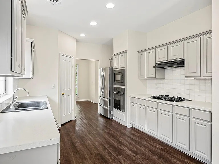 6921 Auckland Dr — Photo 10