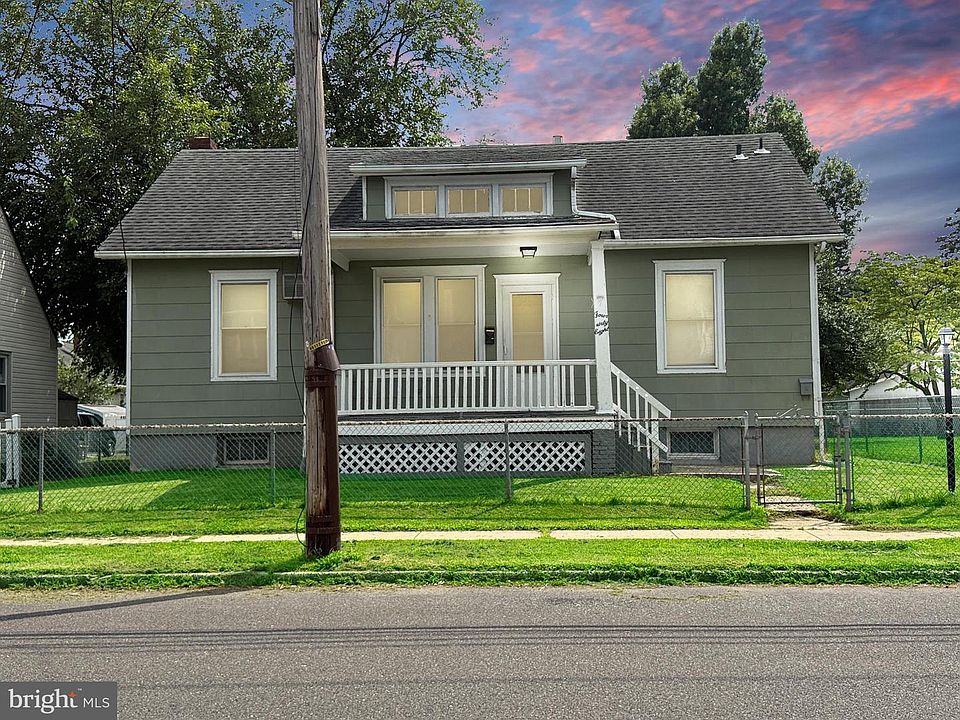 1st image of 438 W 3rd St