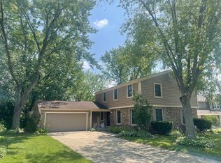 1562 Apache Dr, Naperville, IL 60563