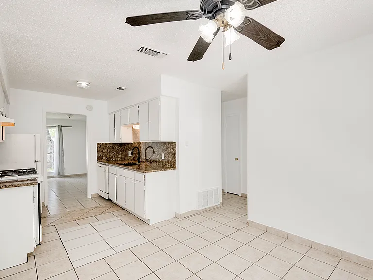 9502 N Creek Dr — Photo 10
